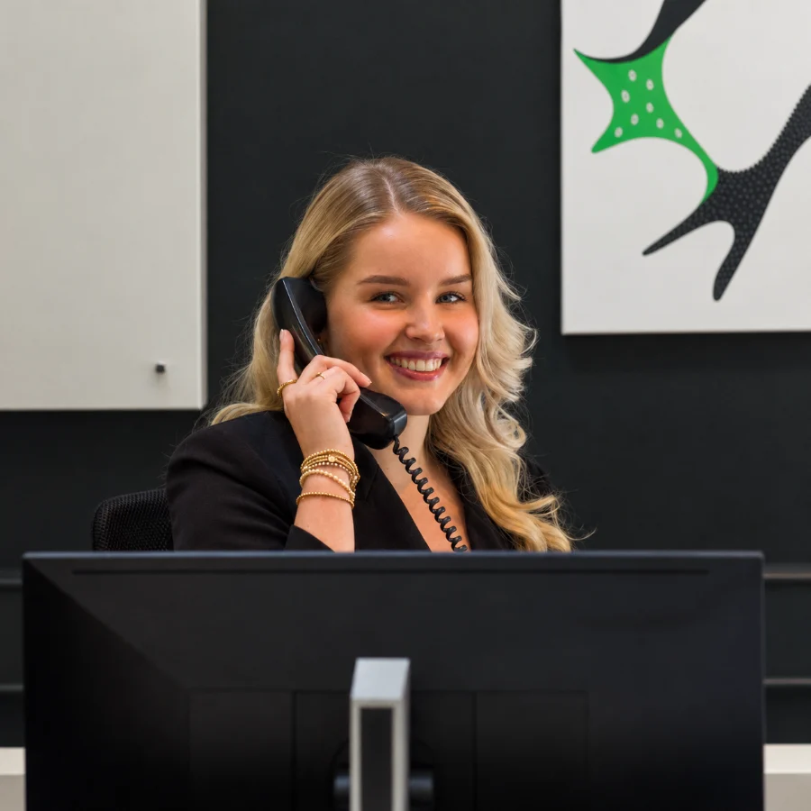 Een medewerker van BossBase aan de telefoon